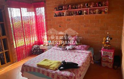 Casa de 5 alcobas en venta en Santa Elena, Medellín · foto 13 de 15