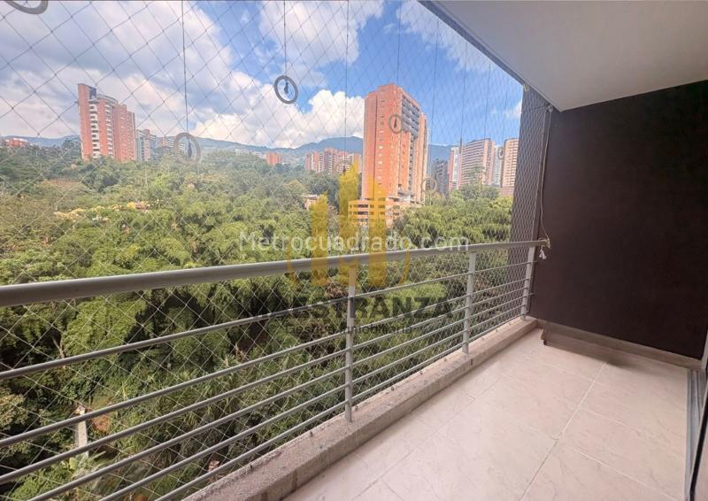 Elegant 3BR Apartment with Amenities in Cumbres