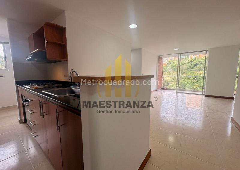 Elegant 3BR Apartment with Amenities in Cumbres - 4