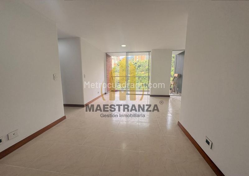 Elegant 3BR Apartment with Amenities in Cumbres - 5
