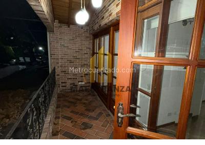 Casa de 4 alcobas en venta en Belen La Mota, Medellín, 334 m² · foto 2 de 19