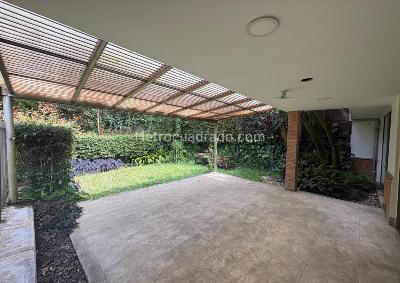 Casa de 3 alcobas en venta en Loma Del Chocho, Envigado, 218 m² · foto 2 de 16