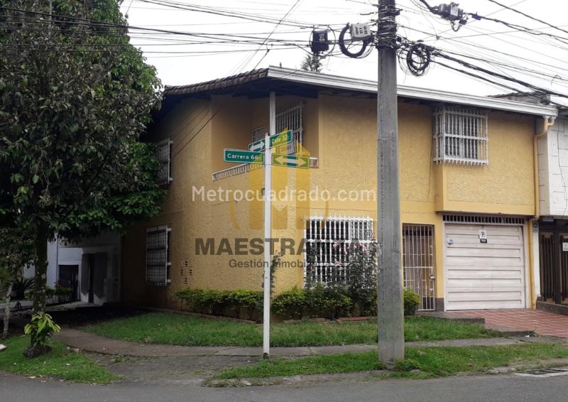 Casa Exclusiva de 4 Alcobas con Jardín en Belen Malibu