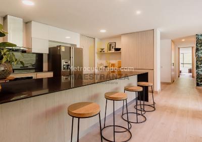 Apartamento de 3 alcobas en venta en Altos Del Poblado, Medellín, 128 m² · foto 2 de 19