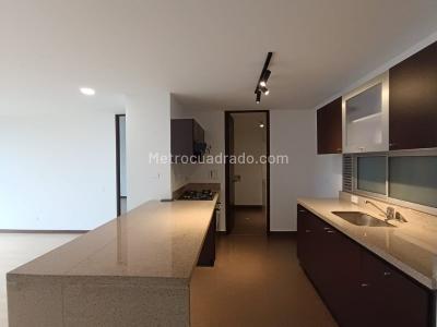 Apartamento en arriendo en El Poblado, Medellín · foto 2 de 15