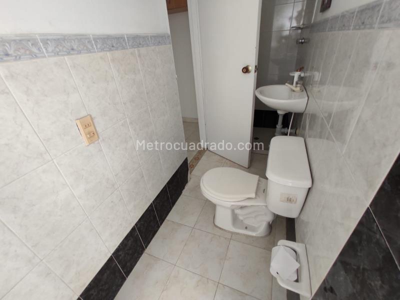 Spacious 5BR House in El Estadio - 6