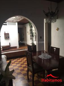 Casa de 5 alcobas en venta en Boston, Medellín, 367 m² · foto 2 de 10