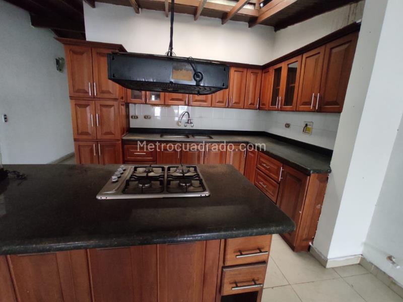 Casa de 5 Alcobas con Ubicación Estratégica en Simon Bolivar - 3