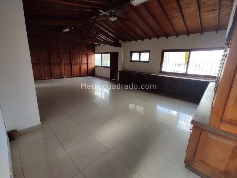 Casa de 5 Alcobas con Ubicación Estratégica en Simon Bolivar - 4