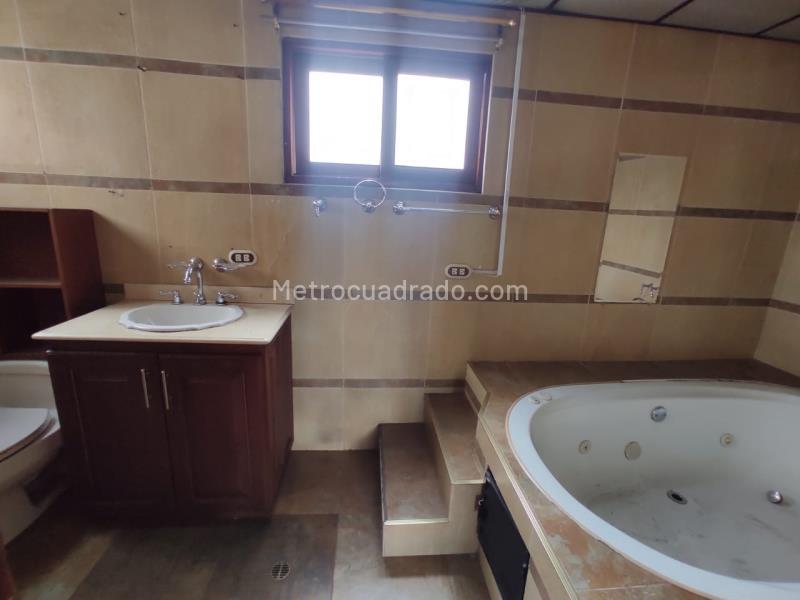 Casa de 5 Alcobas con Ubicación Estratégica en Simon Bolivar - 5