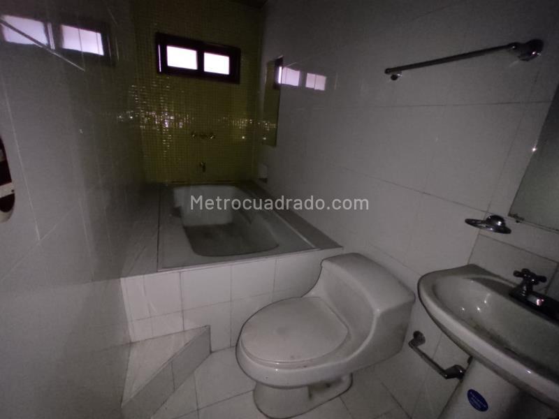 Casa de 5 Alcobas con Ubicación Estratégica en Simon Bolivar - 7