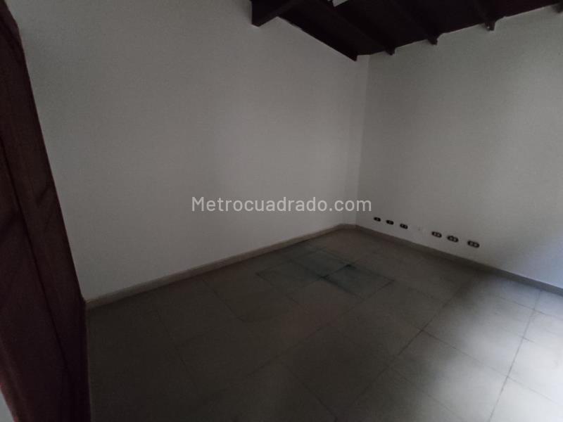 Casa de 5 Alcobas con Ubicación Estratégica en Simon Bolivar - 9