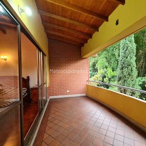 Casa de 3 alcobas en arriendo en Loma De Los Mesa, Envigado, 310 m² · foto 11 de 20
