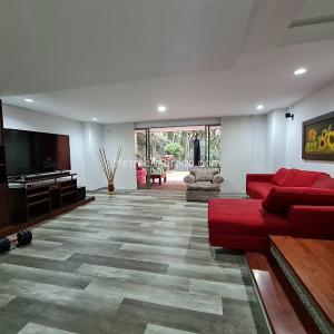 Casa de 3 alcobas en arriendo en Loma De Los Mesa, Envigado, 310 m² · foto 17 de 20