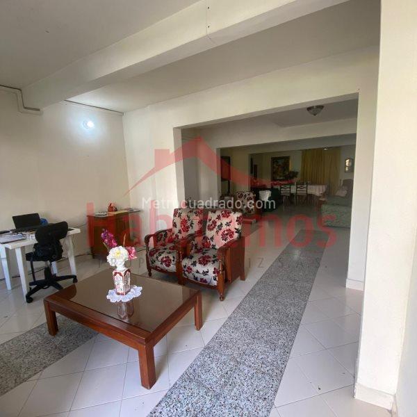 Spacious 4BR House in El Velodromo