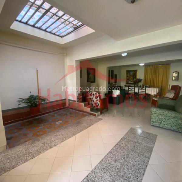 Spacious 4BR House in El Velodromo - 4
