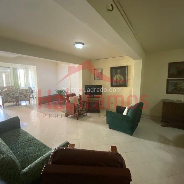 Spacious 4BR House in El Velodromo - 5