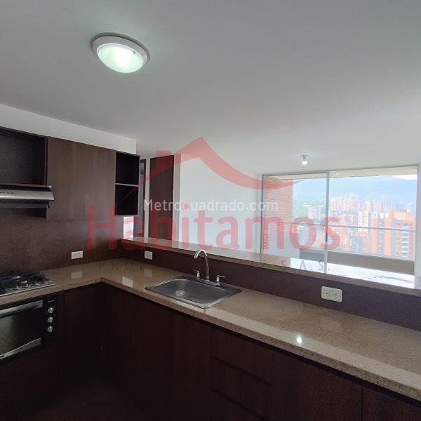 Modern 3BR Apartment with Balcony in Loma del Esmeralda - 4