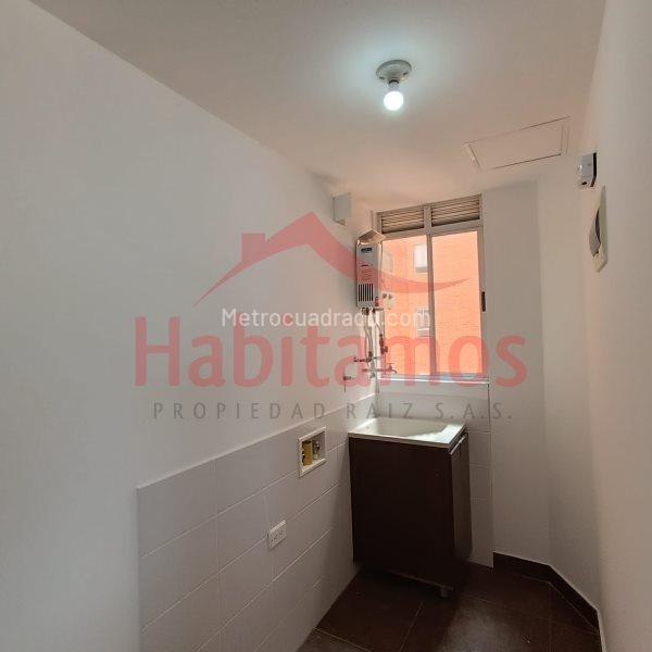 Modern 3BR Apartment with Balcony in Loma del Esmeralda - 5