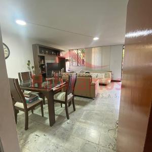 Casa de 5 alcobas en venta en Calasanz, Medellín, 320 m² · foto 2 de 20