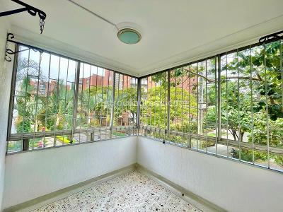 Apartamento de 3 alcobas en venta en Laureles, Medellín, 195 m² · foto 4 de 18