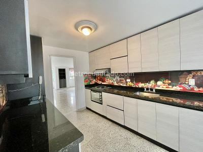 Apartamento de 3 alcobas en venta en Laureles, Medellín, 195 m² · foto 10 de 18