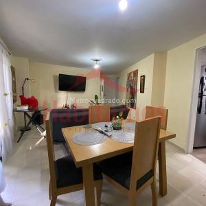 Apartamento de 2 alcobas en venta en Laureles, Medellín, 75 m² · foto 2 de 12