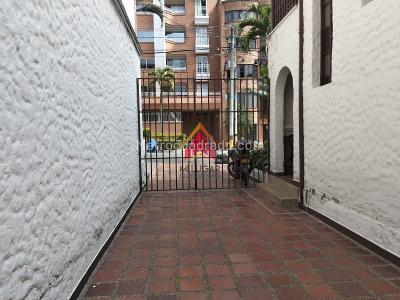 Casa de 5 alcobas en venta en Laureles, Medellín, 386 m² · foto 2 de 18