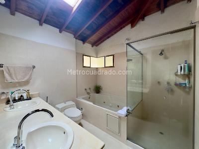 Casa de 4 alcobas en venta en La Sebastiana, Envigado, 380 m² · foto 11 de 20