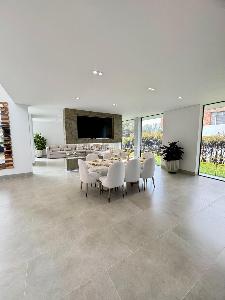 Casa de 5 alcobas en venta en Llano Grande, Rionegro, 1150 m² · foto 2 de 20