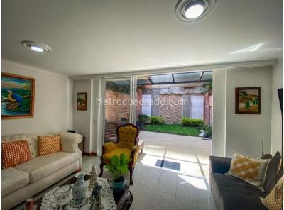 Casa de 4 alcobas en venta en El Poblado, Medellín, 220 m² · foto 2 de 12