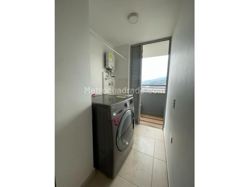 Amplio Apartamento de 3 Habitaciones en Piso 19 - 4