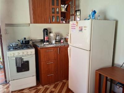 Casa de 4 alcobas en venta en Manrique, Medellín, 160 m² · foto 2 de 10