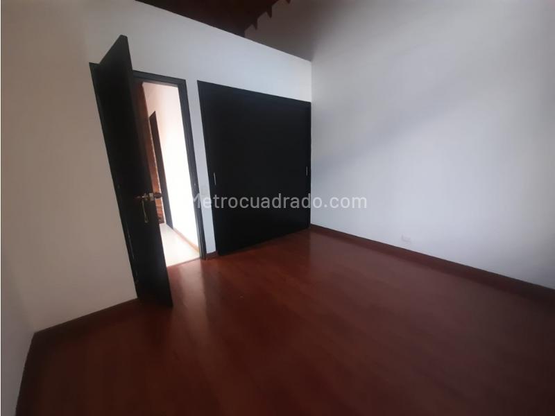 Spacious 3BR House in Itagui - 4