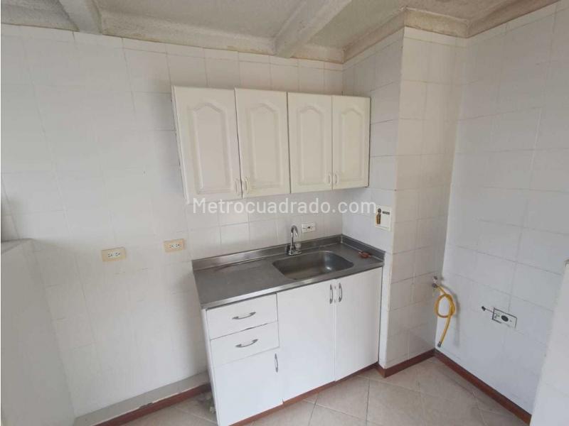 Spacious 2BR Apartment in Villa Hermosa - 2