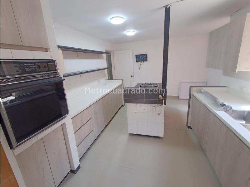 Apartamento Dúplex Elegante de 5 Alcobas en Conquistadores - 2