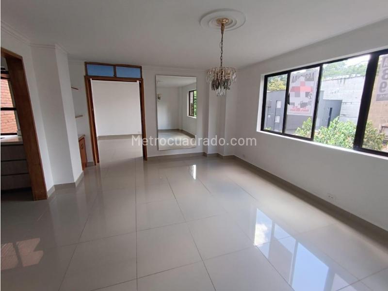 Apartamento Dúplex Elegante de 5 Alcobas en Conquistadores - 4