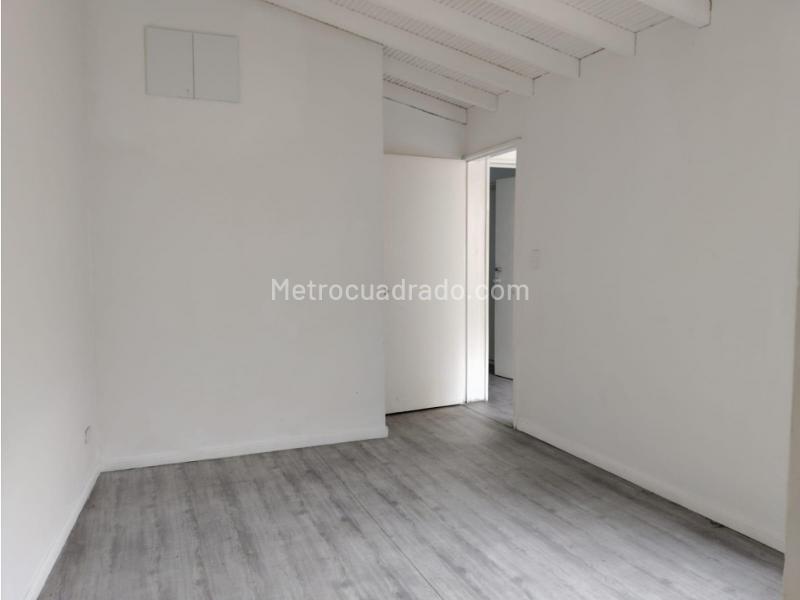 3BR Apartment with Service Room in Prado Centro, Medellín - 5