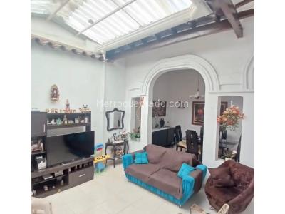 Casa de 5 alcobas en venta en Alarcon, Bucaramanga, 220 m² · foto 2 de 9