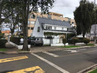 Casa de 4 alcobas en venta en Calleja Alta, Bogotá, 222 m² · foto 2 de 20
