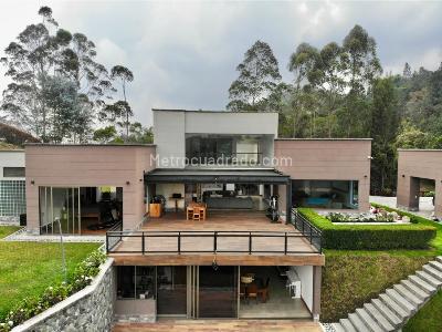 Casa de 5 alcobas en venta en Alto Del Escobero, Envigado, 960 m² · foto 2 de 20