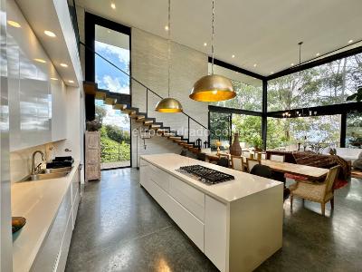 Casa de 2 alcobas en venta en El Poblado, Medellín, 1800 m² · foto 2 de 20