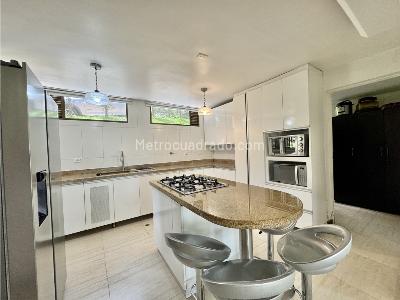 Casa de 5 alcobas en venta en El Poblado, Medellín, 1313 m² · foto 7 de 20