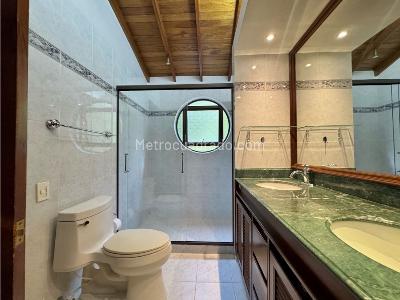 Casa de 3 alcobas en venta en El Poblado, Medellín, 257 m² · foto 19 de 20