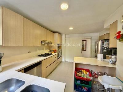 Apartamento de 3 alcobas en venta en El Poblado, Medellín, 229 m² · foto 7 de 20