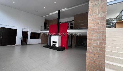 Casa de 4 alcobas en venta en Loma Del Escobero, Envigado, 1250 m² · foto 3 de 16