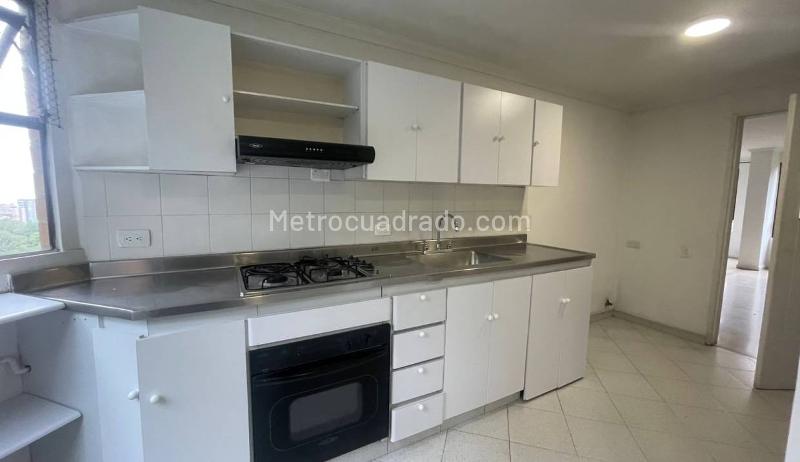 Apartamento de 4 Alcobas con Seguridad 24 Horas en Loma El Tesoro - 2