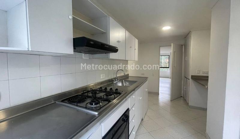 Apartamento de 4 Alcobas con Seguridad 24 Horas en Loma El Tesoro - 3