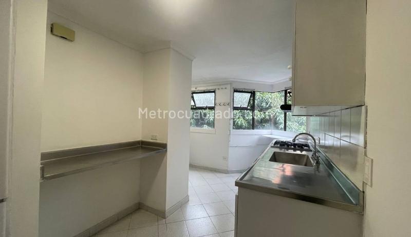 Apartamento de 4 Alcobas con Seguridad 24 Horas en Loma El Tesoro - 4