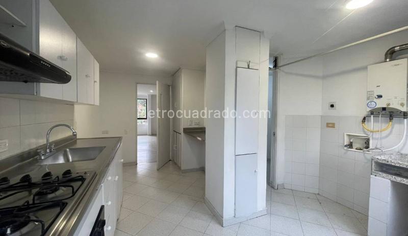 Apartamento de 4 Alcobas con Seguridad 24 Horas en Loma El Tesoro - 5